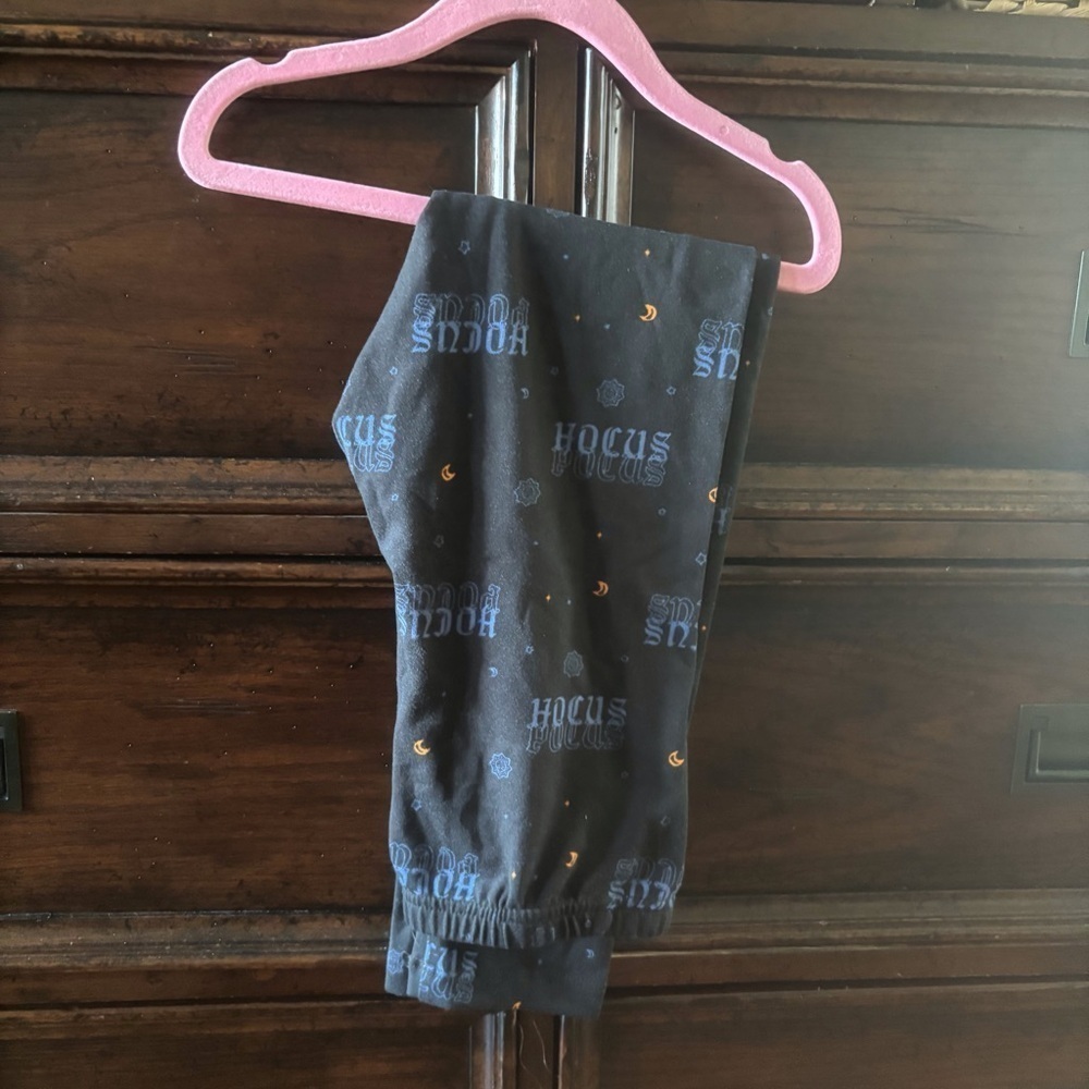 Disney Hocus Pocus graphic leggings in size M (7/8)